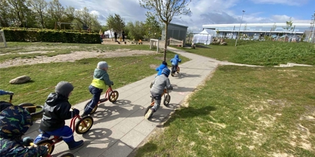 En flok børn på løbecykler i Gimlehøj