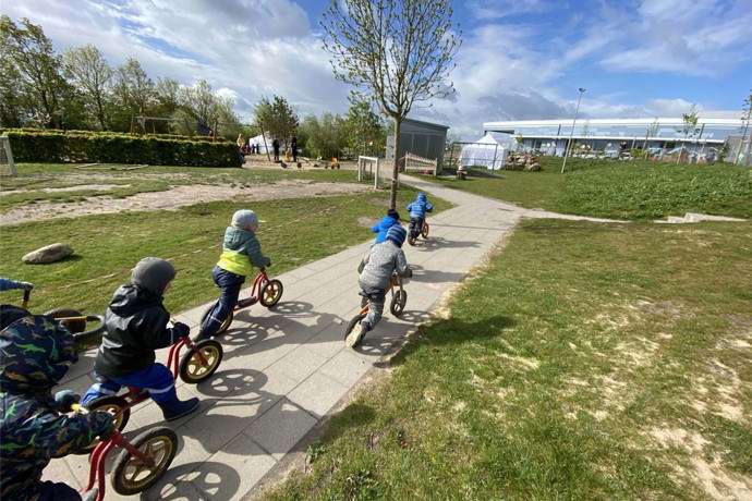 En flok børn på løbecykler i Gimlehøj