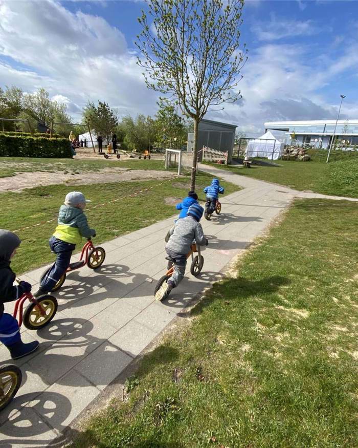 En flok børn på løbecykler i Gimlehøj